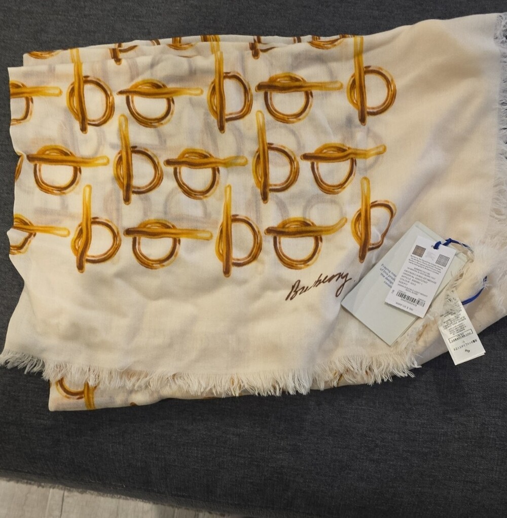 New Burberry Cream Wool Scarf with Gold Chain Motif